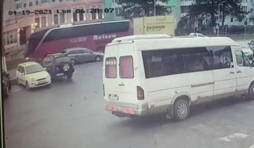 Un şofer a murit în judeţul Braşov după ce maşina i-a fost lovită din spate de un autocar 703518