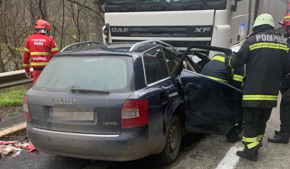 Traficul este blocat pe Valea Oltului. Două persoane au murit într-un accident produs pe DN7