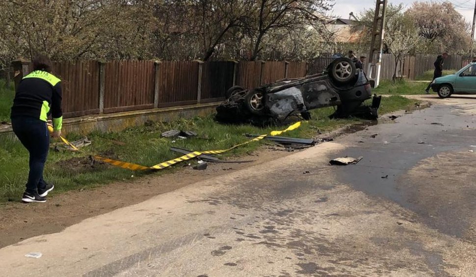 O maşină a luat foc în Argeş după coliziunea cu un alt autoturism. Un copil de 15 ani, grav rănit în accident