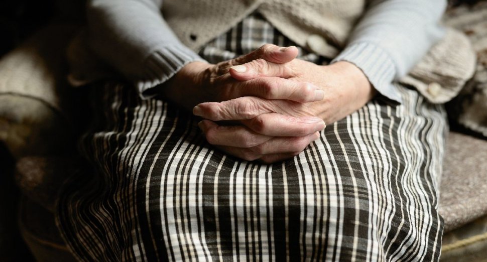 O bătrână care a avut COVID-19 a fost dusă acasă de ambulanță într-o locuință greșită, în Ţara Galilor
