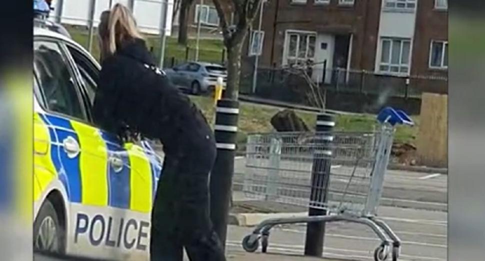 Doi poliţişti au fost filmaţi în timp ce se sărutau pasional, zeci de minute, chiar în maşina de Poliţie, în Anglia