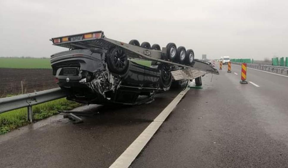 O remorcă încărcată cu autoturisme s-a răsturnat pe autostrada A2 703698