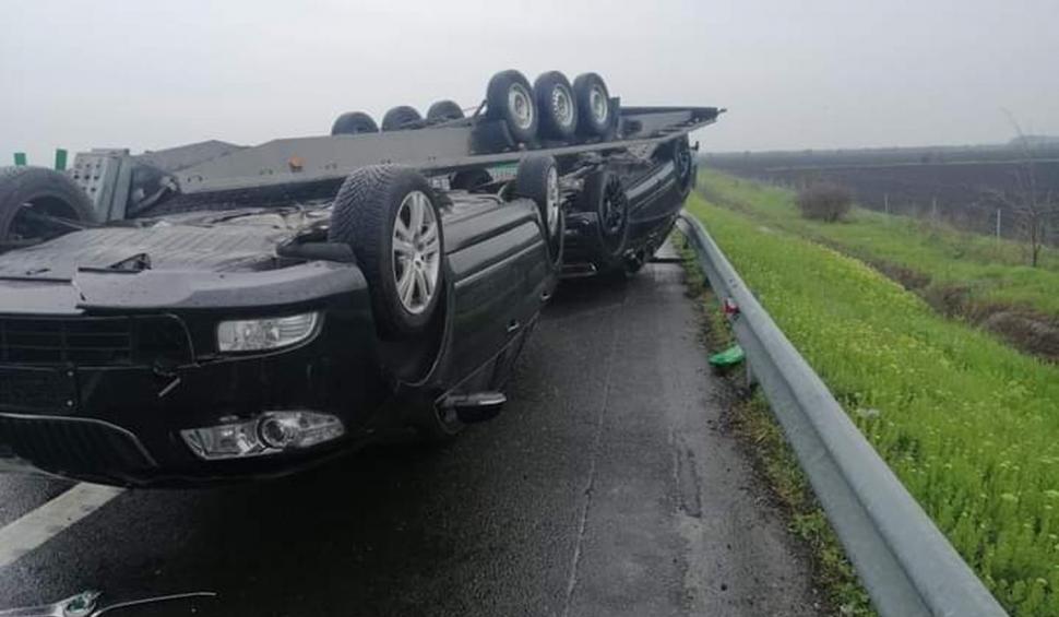 O remorcă încărcată cu autoturisme s-a răsturnat pe autostrada A2 703699