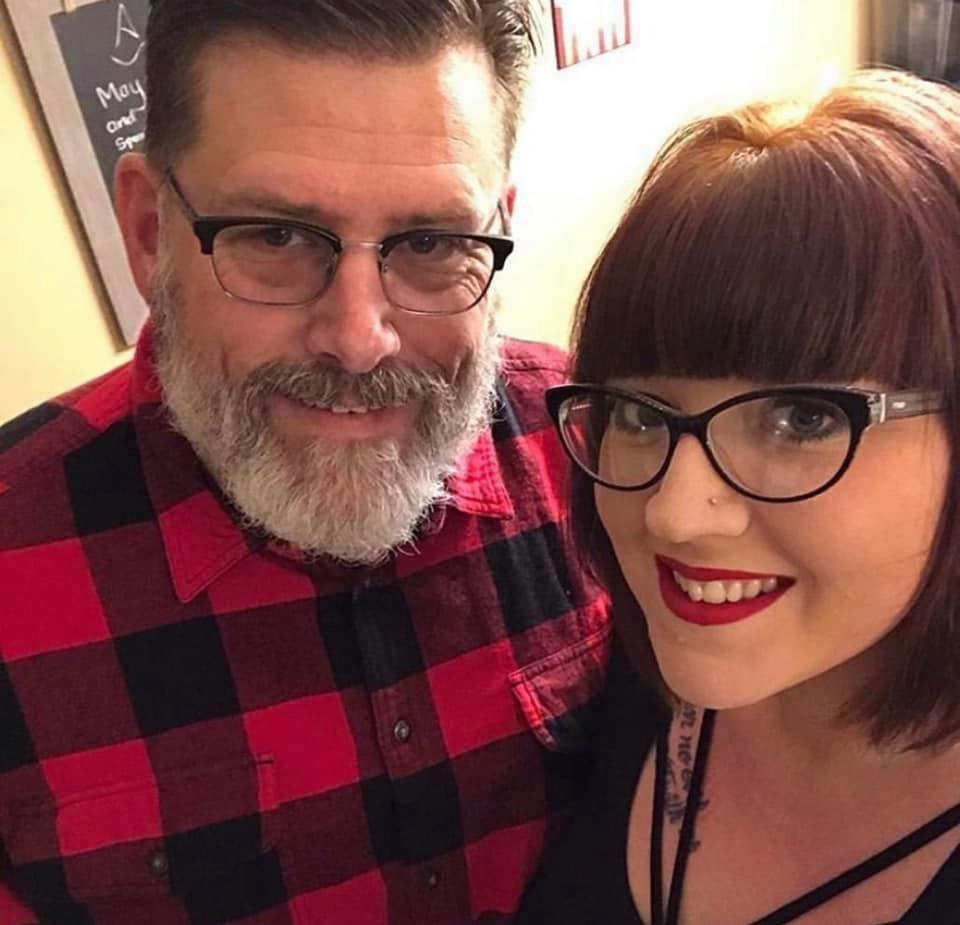 O tânără de 31 de ani s-a căsătorit cu socrul ei de 60 de ani, după ce mariajul cu fiul vitreg s-a destrămat 703729