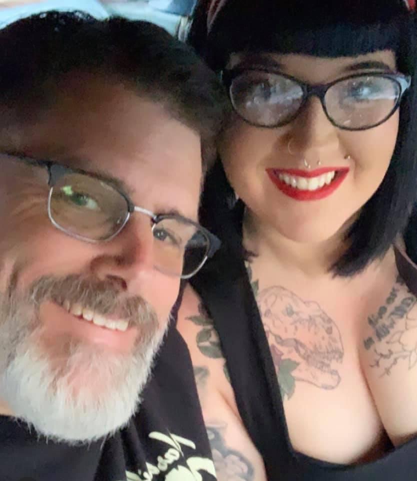 O tânără de 31 de ani s-a căsătorit cu socrul ei de 60 de ani, după ce mariajul cu fiul vitreg s-a destrămat 703734