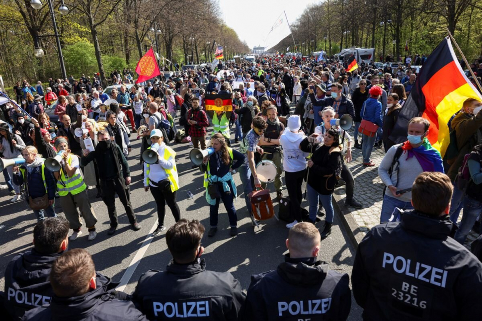 Proteste în Berlin împotriva restricțiilor antiepidemice: ”Pace, libertate, fără dictatură!”