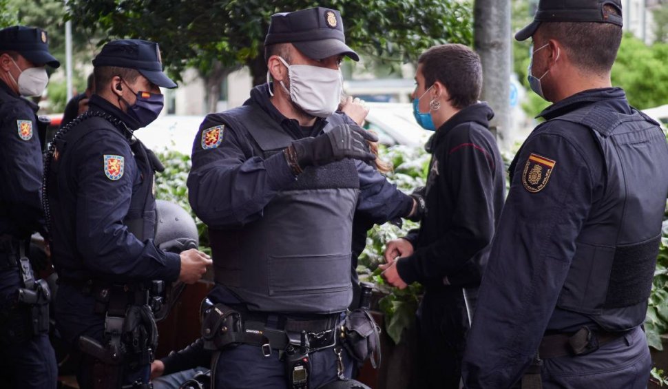 Român, arestat pentru că a pornit o drujba într-un bar din Spania, după ce i s-a spus să își pună mască