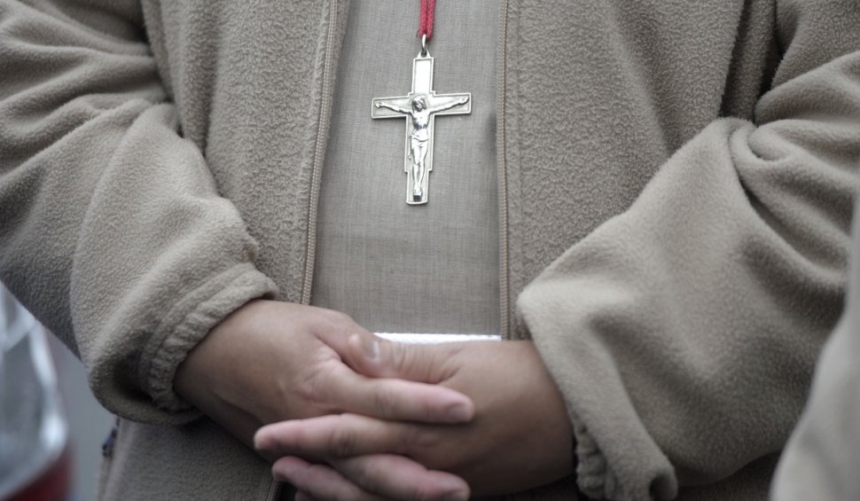 Un român deghizat în preot a fost prins furând într-un magazin din Italia