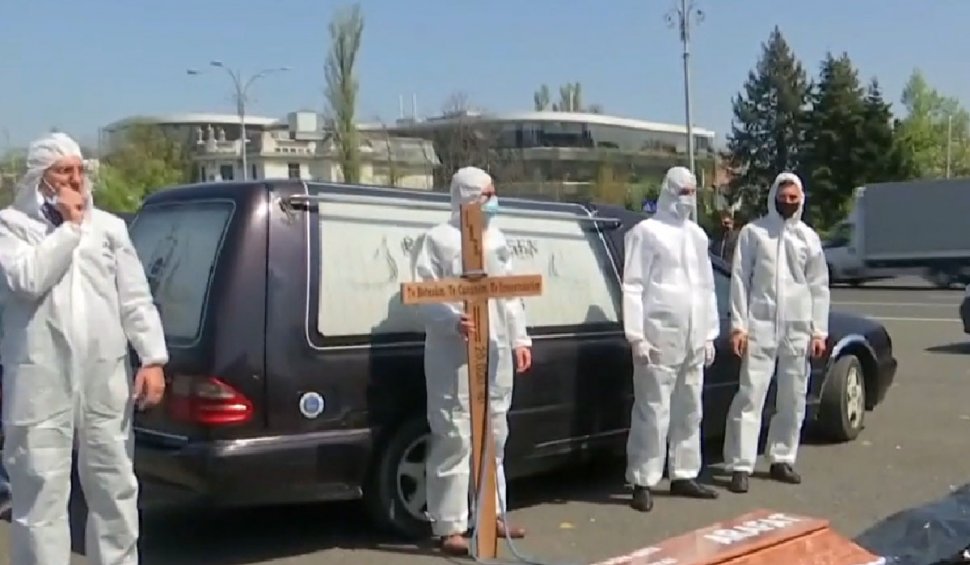 Angajaţii din domeniul pompelor funebre au protestat în faţa Guvernului
