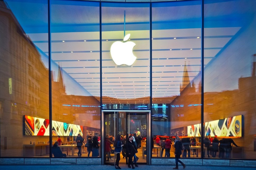 Compania Apple amendată pentru că vindea Iphone 12 fără încărcător