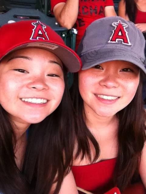 O femeie din Franța și-a regăsit sora geamănă cu ajutorul unui clip postat pe Youtube 704126