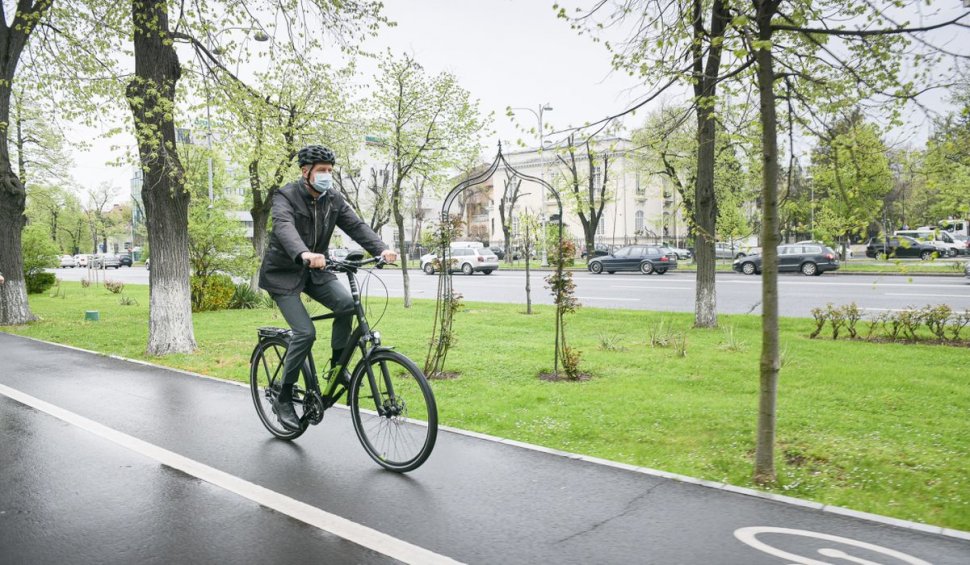 Preşedintele Klaus Iohannis, pe bicicletă prin trafic, spre Cotroceni, de vinerea verde