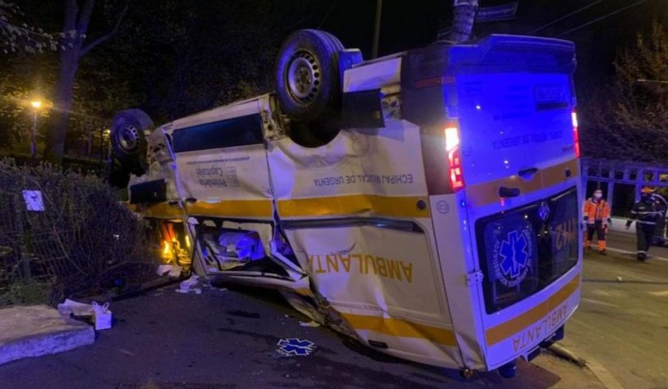 O ambulanţă în misiune s-a răsturnat, după un grav accident în Bucureşti