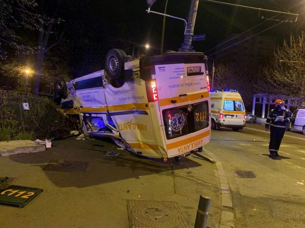 O ambulanţă în misiune s-a răsturnat, după un grav accident în Bucureşti 704357