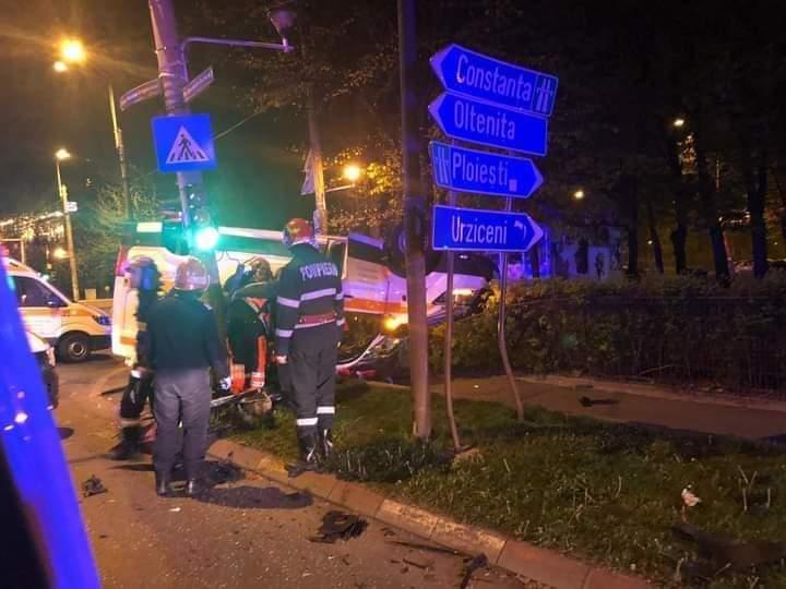 O ambulanţă în misiune s-a răsturnat, după un grav accident în Bucureşti 704359