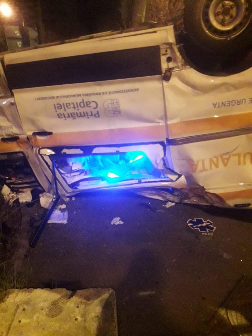 O ambulanţă în misiune s-a răsturnat, după un grav accident în Bucureşti 704360