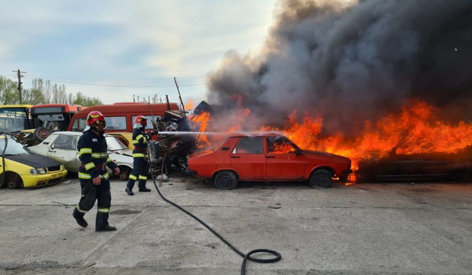 Incendiu uriaş în parcul auto al Regiei de Transport din Craiova. Patru autobuze şi 11 maşini, distruse