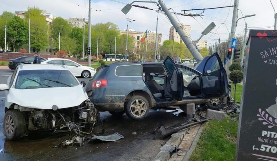 Patru oameni răniţi într-un accident grav, într-o intersecţie din Bucureşti