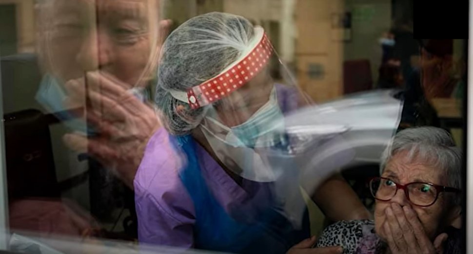 Povestea impresionantă a celor doi soți de 90 de ani pe care pandemia nu i-a putut despărți
