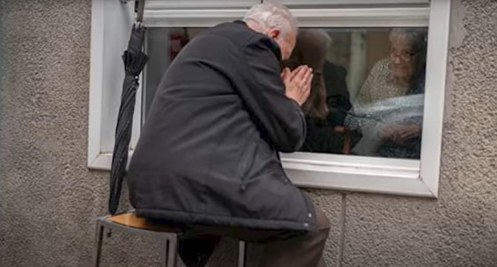 Povestea impresionantă a celor doi soți de 90 de ani pe care pandemia nu i-a putut despărți 704288