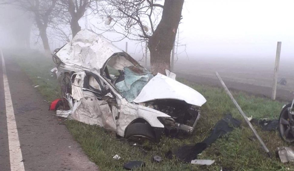 Maşină ruptă în două după un accident la peste 130 km/h, în Comana