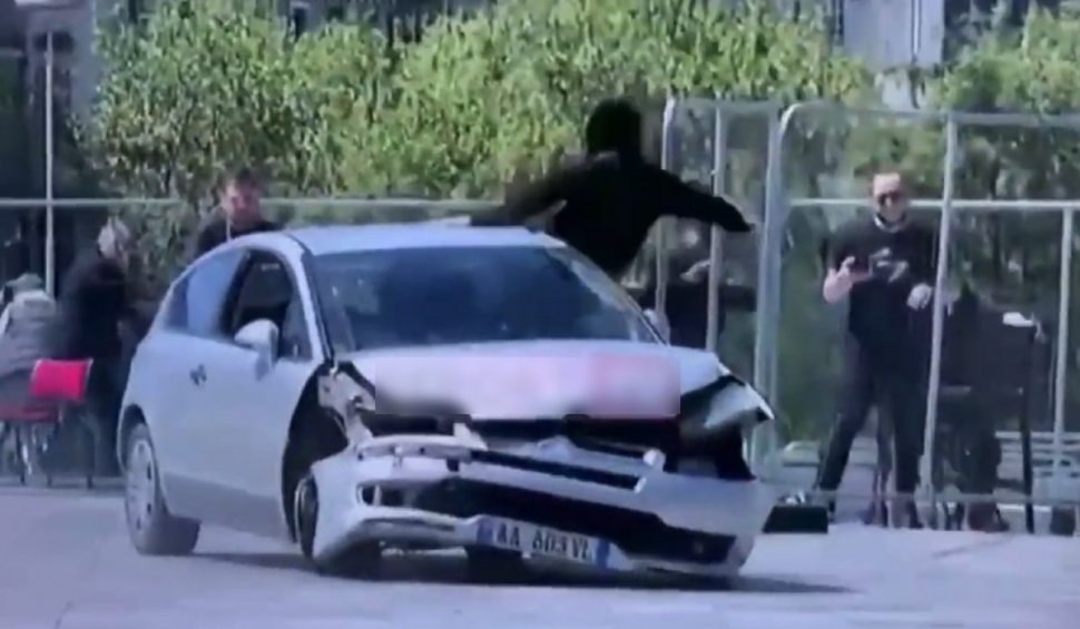 Un tânăr a făcut KO, cu o schemă ca în filme, un şofer care încerca să lovească oamenii cu maşina, în Tirana