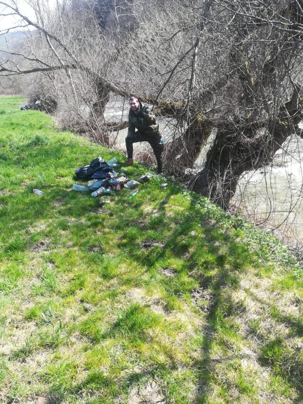 Jucării erotice găsite de ecologişti în albia unui râu din Bistrița-Năsăud 704581