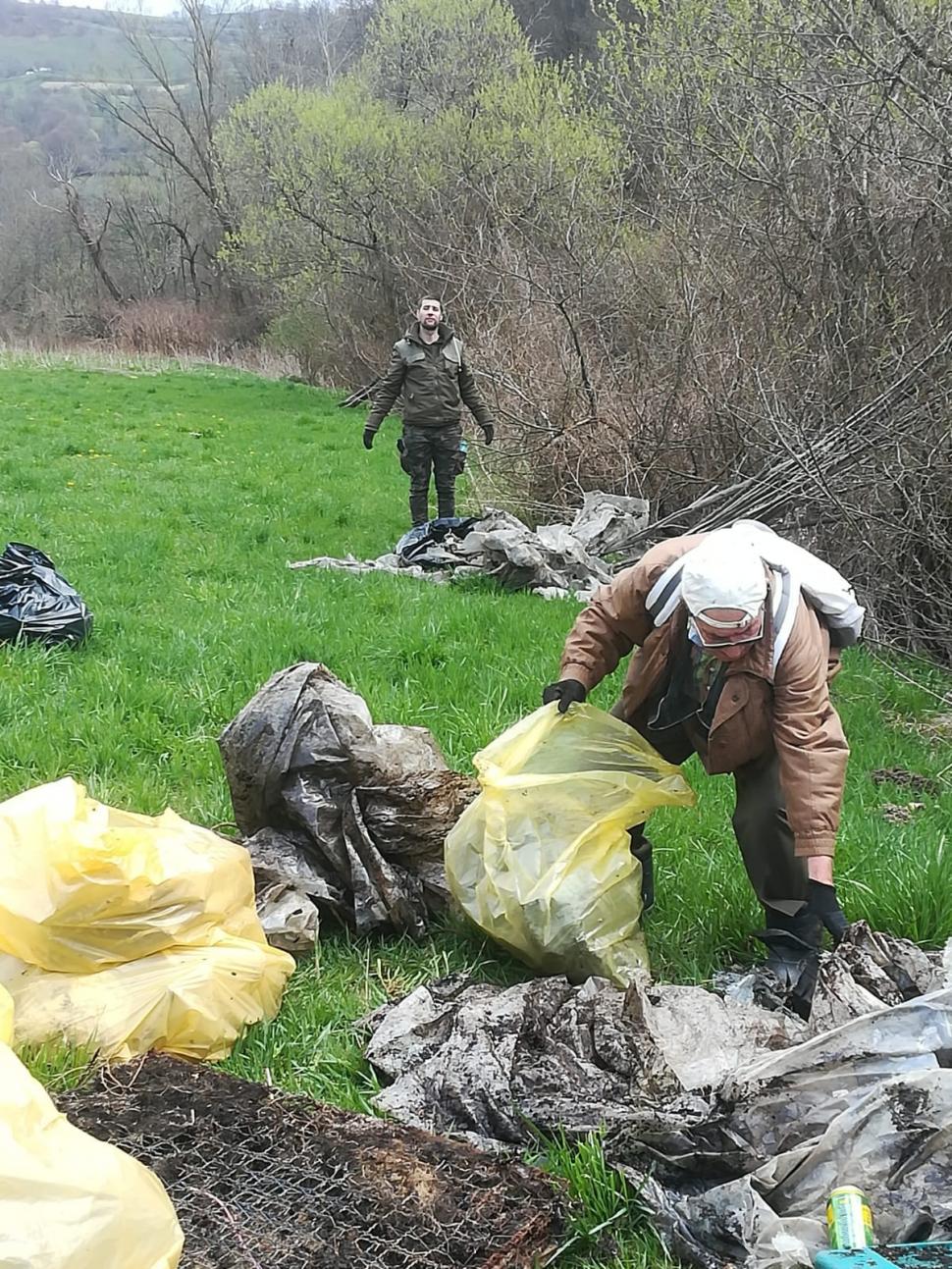 Jucării erotice găsite de ecologişti în albia unui râu din Bistrița-Năsăud 704582