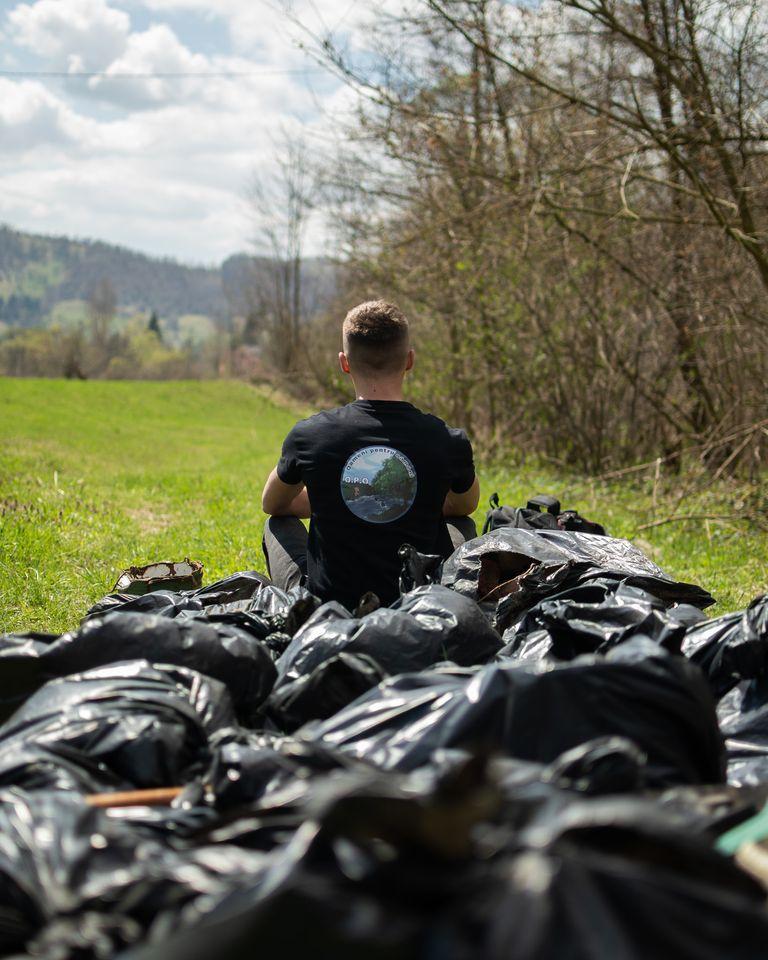 Jucării erotice găsite de ecologişti în albia unui râu din Bistrița-Năsăud 704583