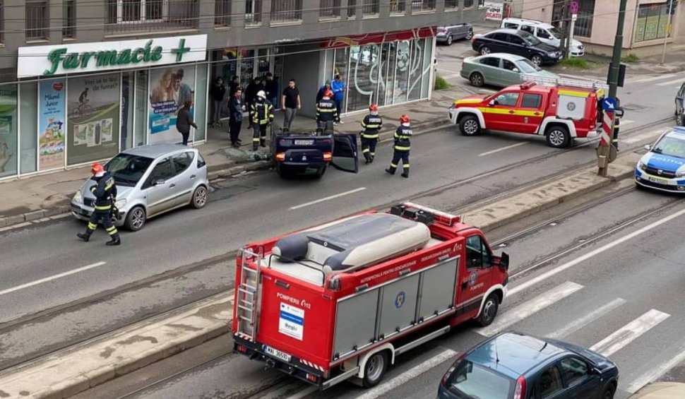 O femeie a fost rănită, după ce o mașina s-a răsturnat peste ea, în Timișoara