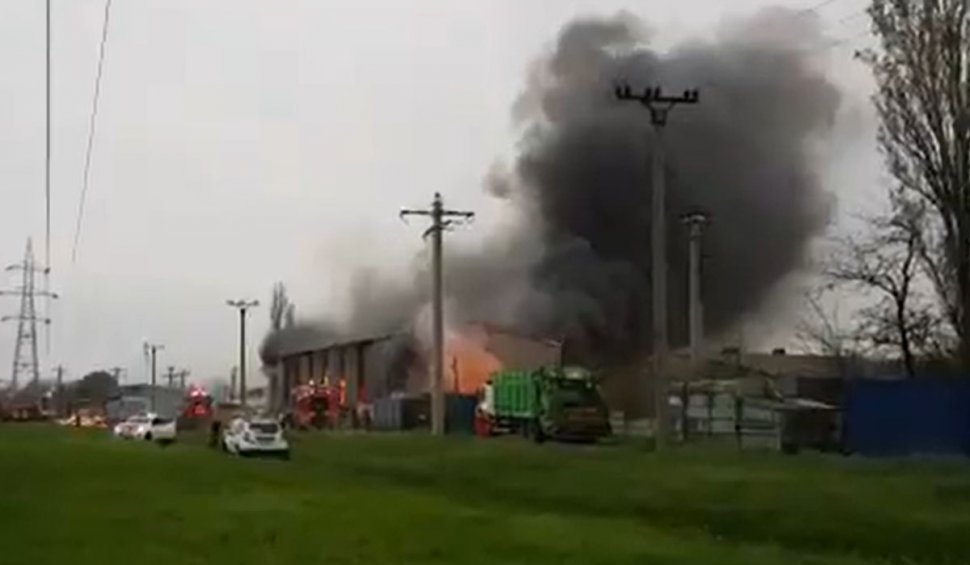 Mesaj RO-Alert, după izbucnirea unui incendiu la un depozit de deşeuri din Buzău