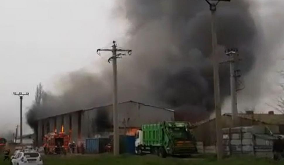 Mesaj RO-Alert, după izbucnirea unui incendiu la un depozit de deşeuri din Buzău 704749