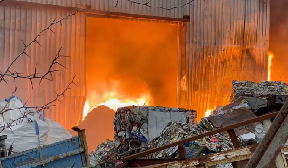 Mesaj RO-Alert, după izbucnirea unui incendiu la un depozit de deşeuri din Buzău 704750