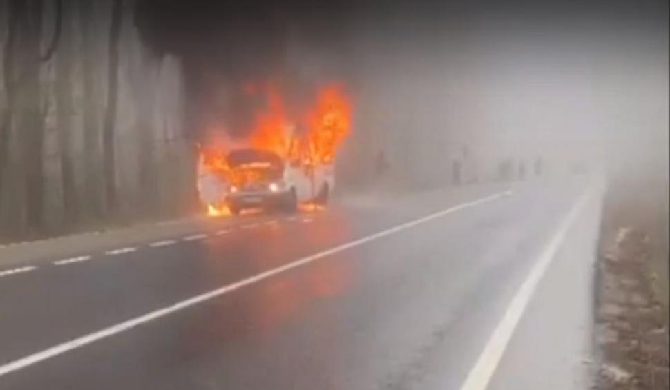 Un microbuz cu pasageri a luat foc în timp ce se deplasa dinspre Iaşi spre Vaslui