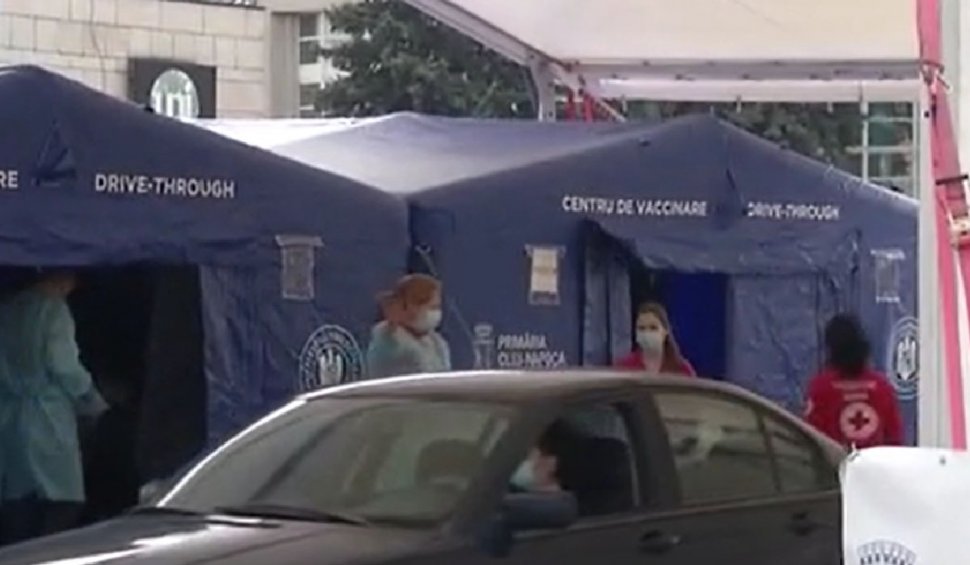 Trei persoane au avut reacţii adverse, după ce s-au vaccinat direct din maşină la centrul din Cluj-Napoca