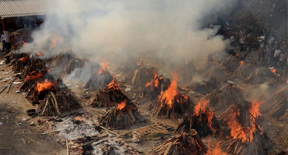 Autorităţile din India incinerează morții de COVID-19 în parcuri, iar spitalele sunt în criză de oxigen 704781