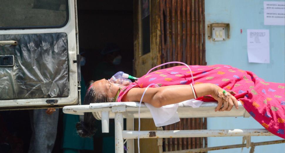 Autorităţile din India incinerează morții de COVID-19 în parcuri, iar spitalele sunt în criză de oxigen 704784