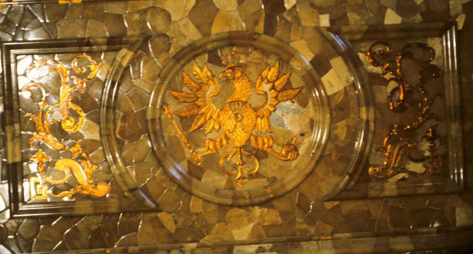 Vănătorii de comori vor să dezgroape cele 48 de lăzi cu aur ale lui Hitler de sub un palat folosit ca bordel, în Polonia 704865