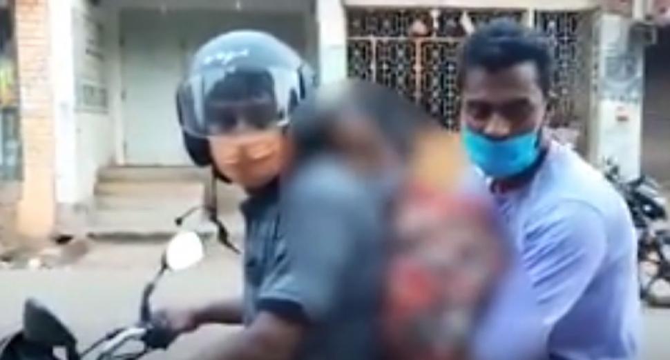 Un bărbat din India, obligat să-și ducă mama moartă de COVID-19, spre crematoriu, pe o motocicletă
