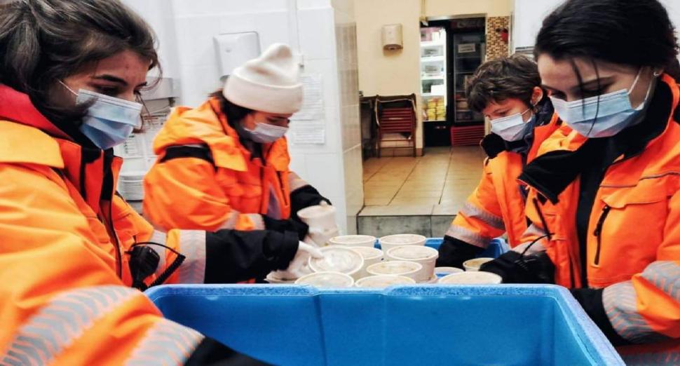 Un bucătar din Bucureşti gătește zeci de porții de mâncare pentru oameni nevoiași și copii din orfelinate, de Paşte 704994