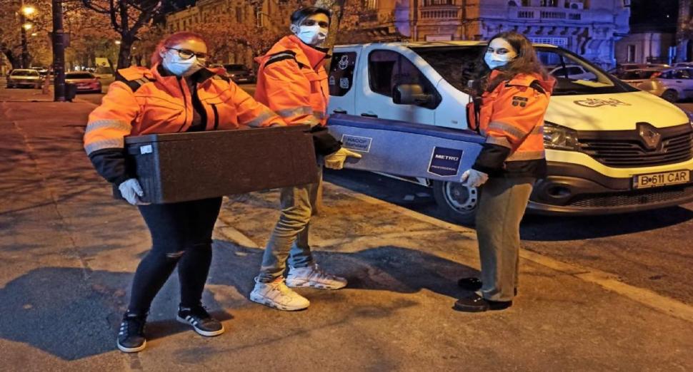 Un bucătar din Bucureşti gătește zeci de porții de mâncare pentru oameni nevoiași și copii din orfelinate, de Paşte 704995