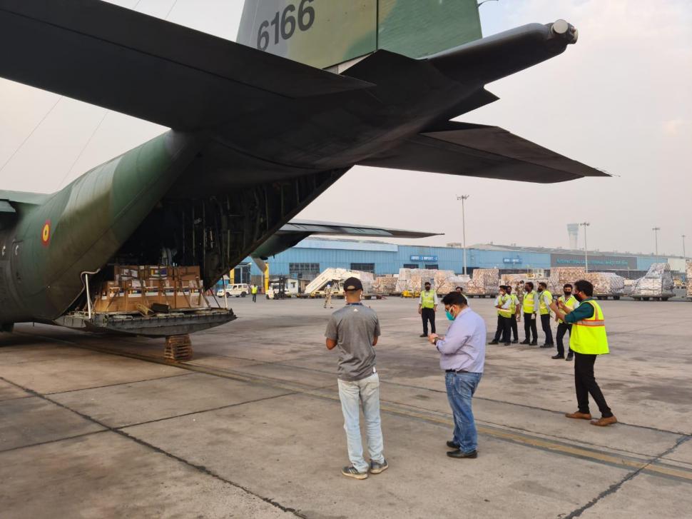 Ajutorul de urgenţă trimis Indiei de România a ajuns vineri dimineaţă la New Delhi 705047