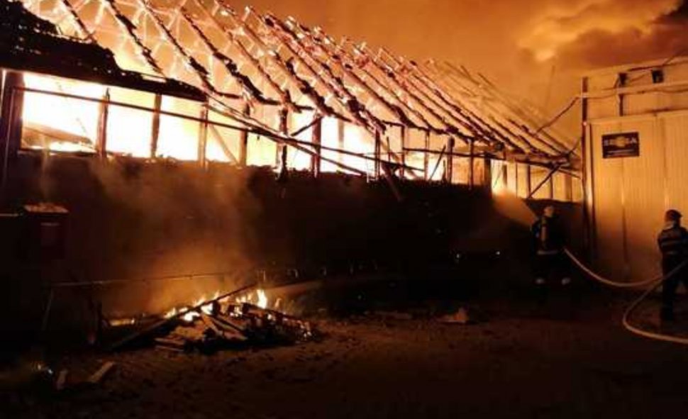 Incendiu violent la o fabrică de mobilă din Reghin. ISU Mureș a cerut sprijin din județele alăturate
