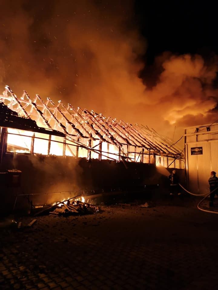 Incendiu violent la o fabrică de mobilă din Reghin. ISU Mureș a cerut sprijin din județele alăturate 705161