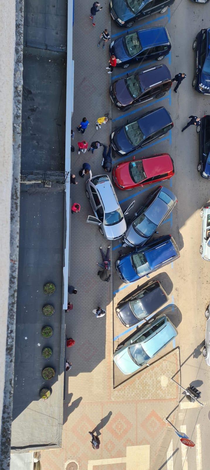 O femeie care încerca să iasă dintr-o parcare a lovit trei pietoni și trei mașini 705220