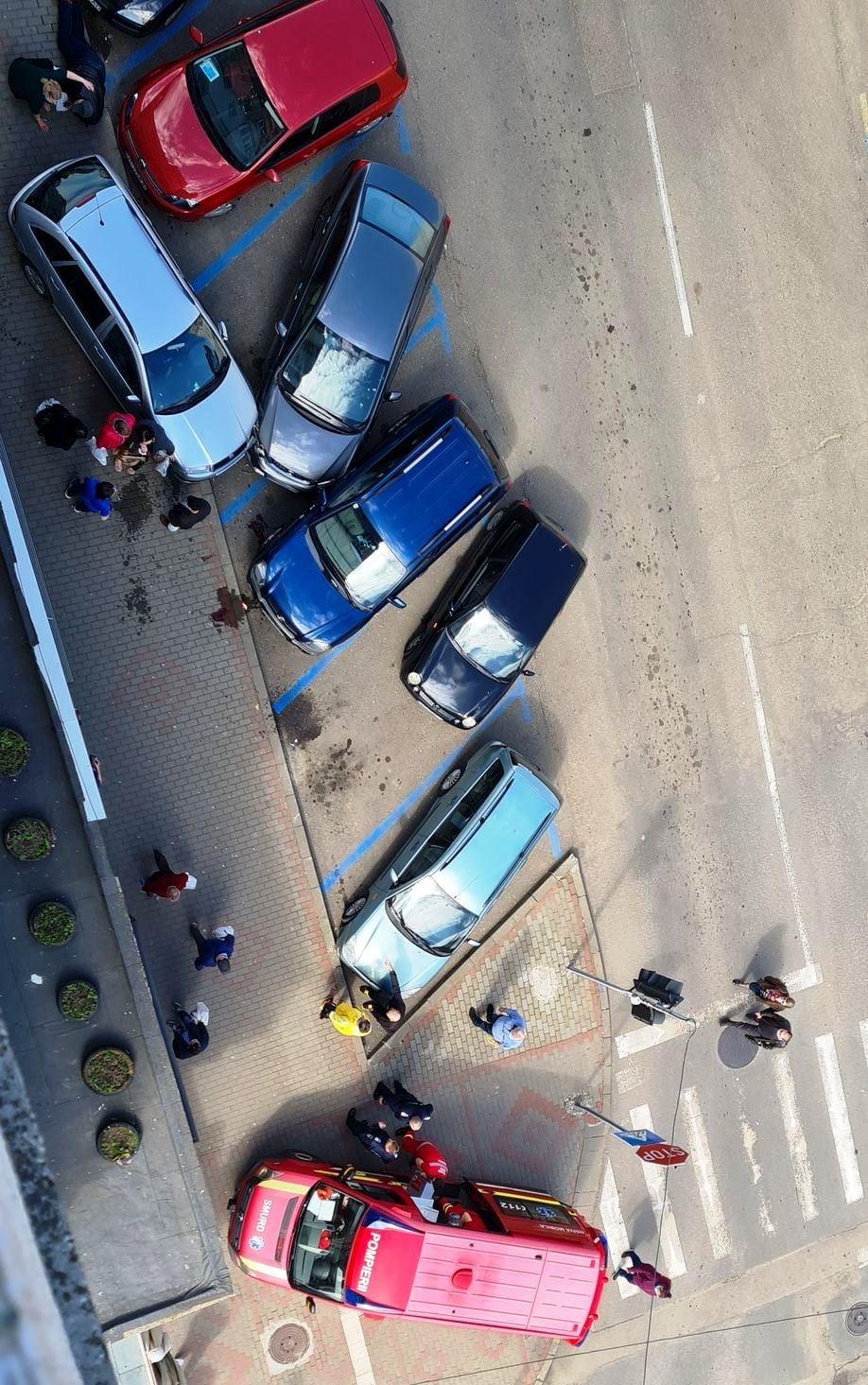 O femeie care încerca să iasă dintr-o parcare a lovit trei pietoni și trei mașini 705221
