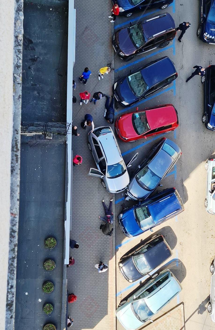 O femeie care încerca să iasă dintr-o parcare a lovit trei pietoni și trei mașini 705222