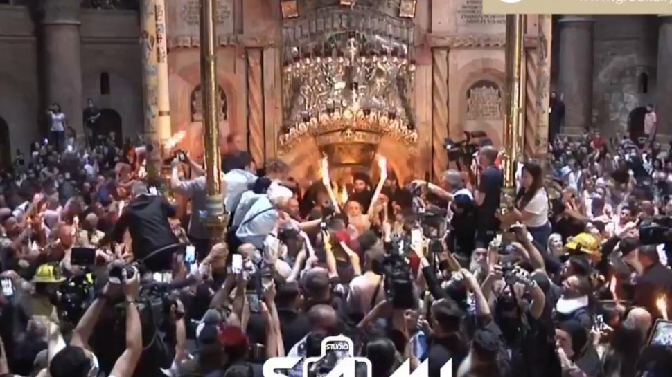 Lumina Sfântă s-a aprins la Biserica Sfântului Mormânt din Ierusalim  