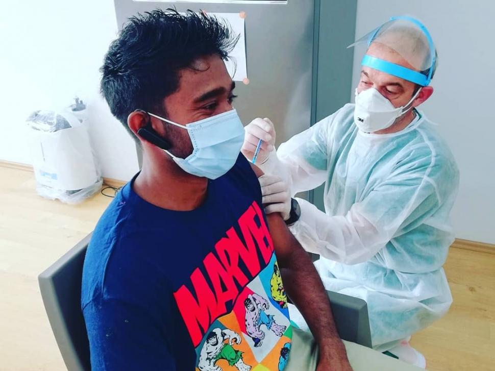 Un tânăr din Sri Lanka s-a vaccinat la un centru din oraşul Roman: "Bravo România, trebuie să eliminăm COVID-19" 705197