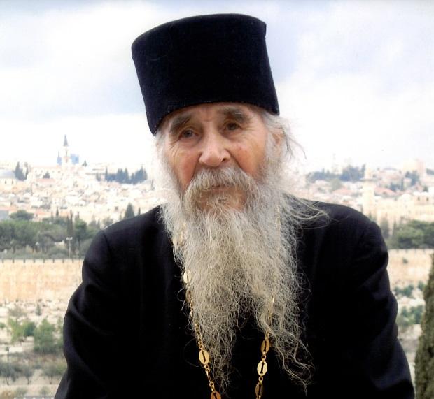 Părintele Ieromonah Daniil a murit chiar în timp ce săvârșea sfânta slujbă de Înviere 705274